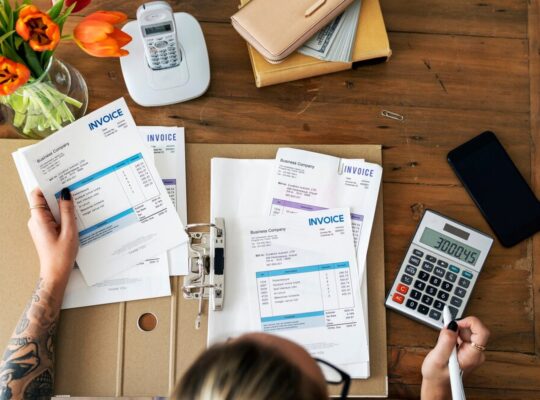 Invoice Financing vs Traditional Business Loans: What’s Better for Cash Flow?